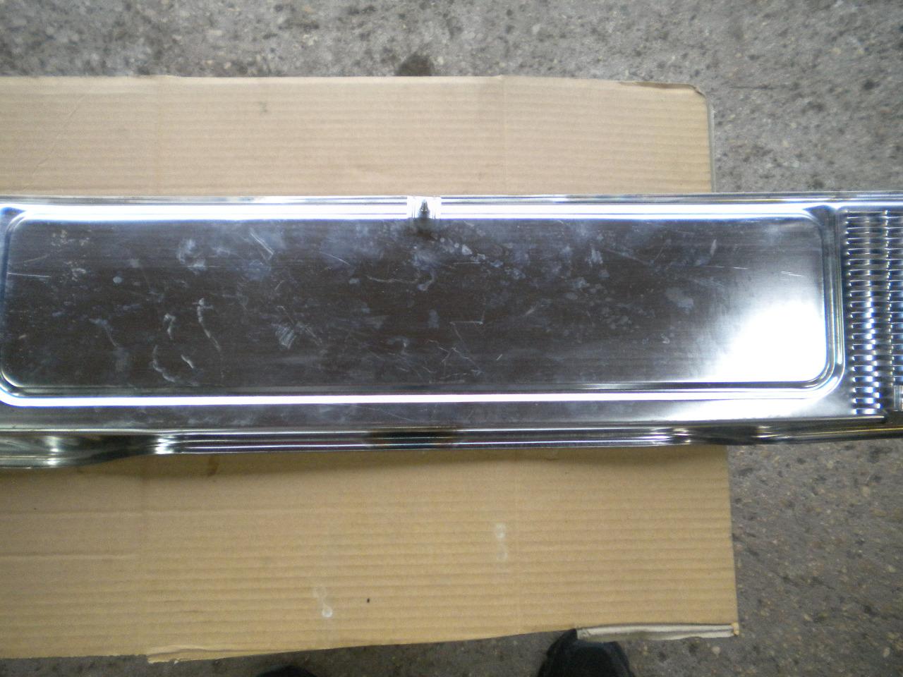 Grille chromée de jupe arriere LesAnciennes.com