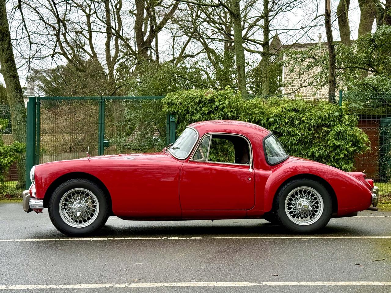 MG MGA Coupé - 1957 LesAnciennes.com