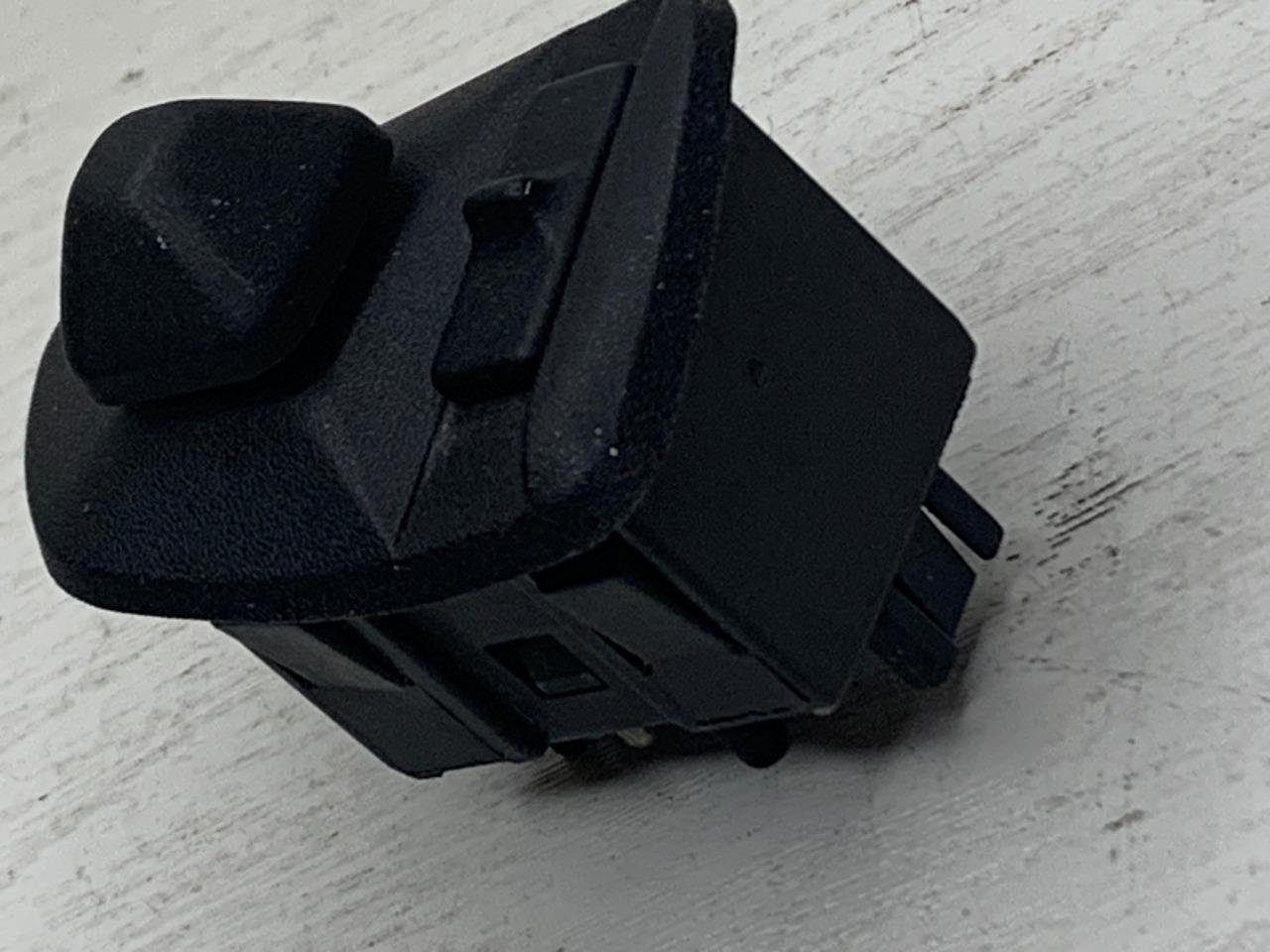 Bouton de réglage rétroviseur BMW E36 LesAnciennes.com