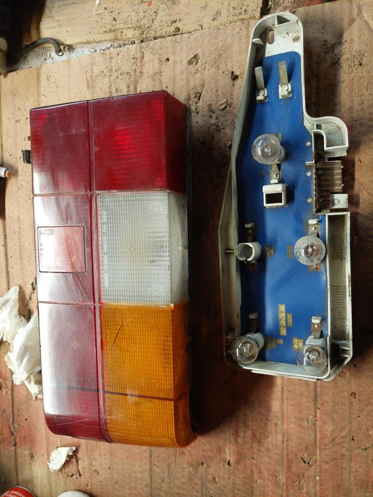 Feu ar Gauche et sa platine porte ampoules Visa 2 LesAnciennes.com