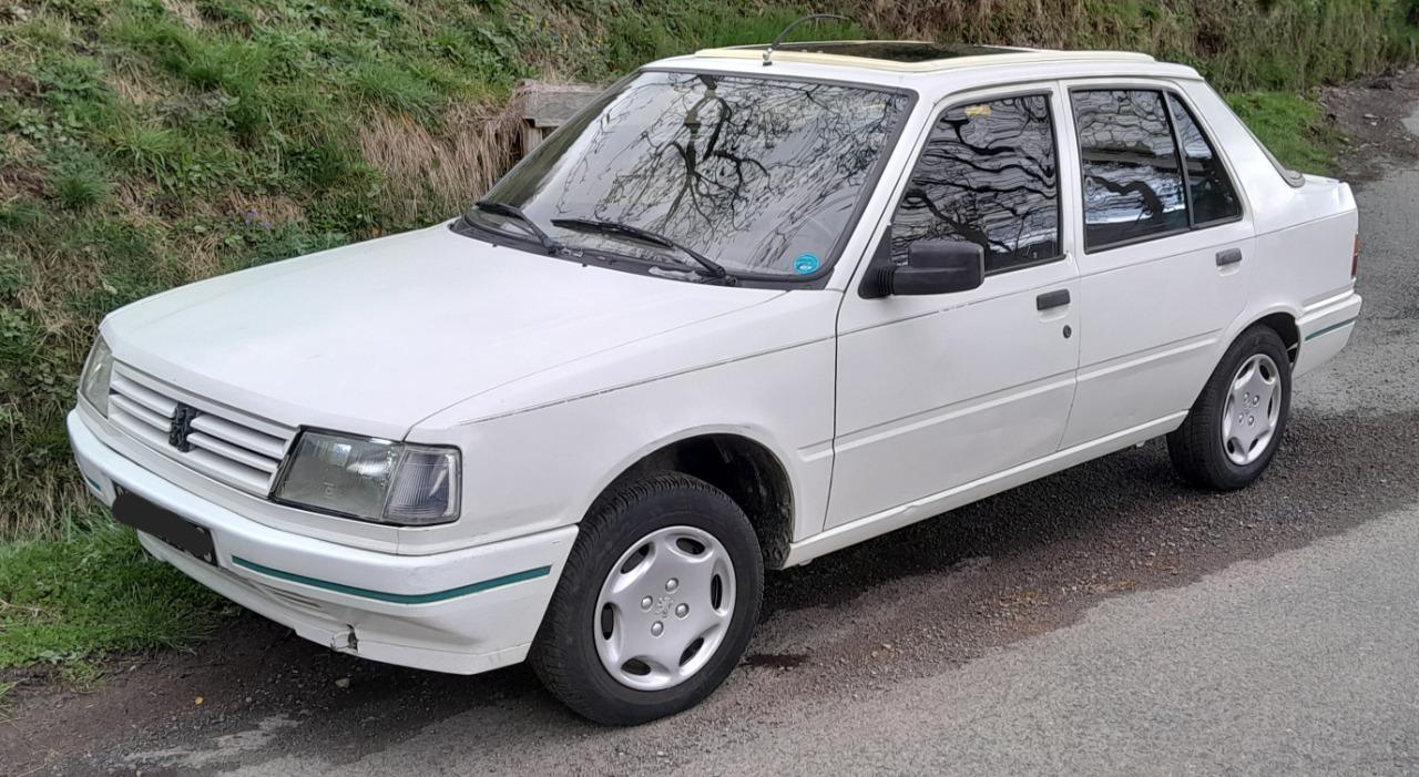 PEUGEOT 309 Green - 1989 LesAnciennes.com