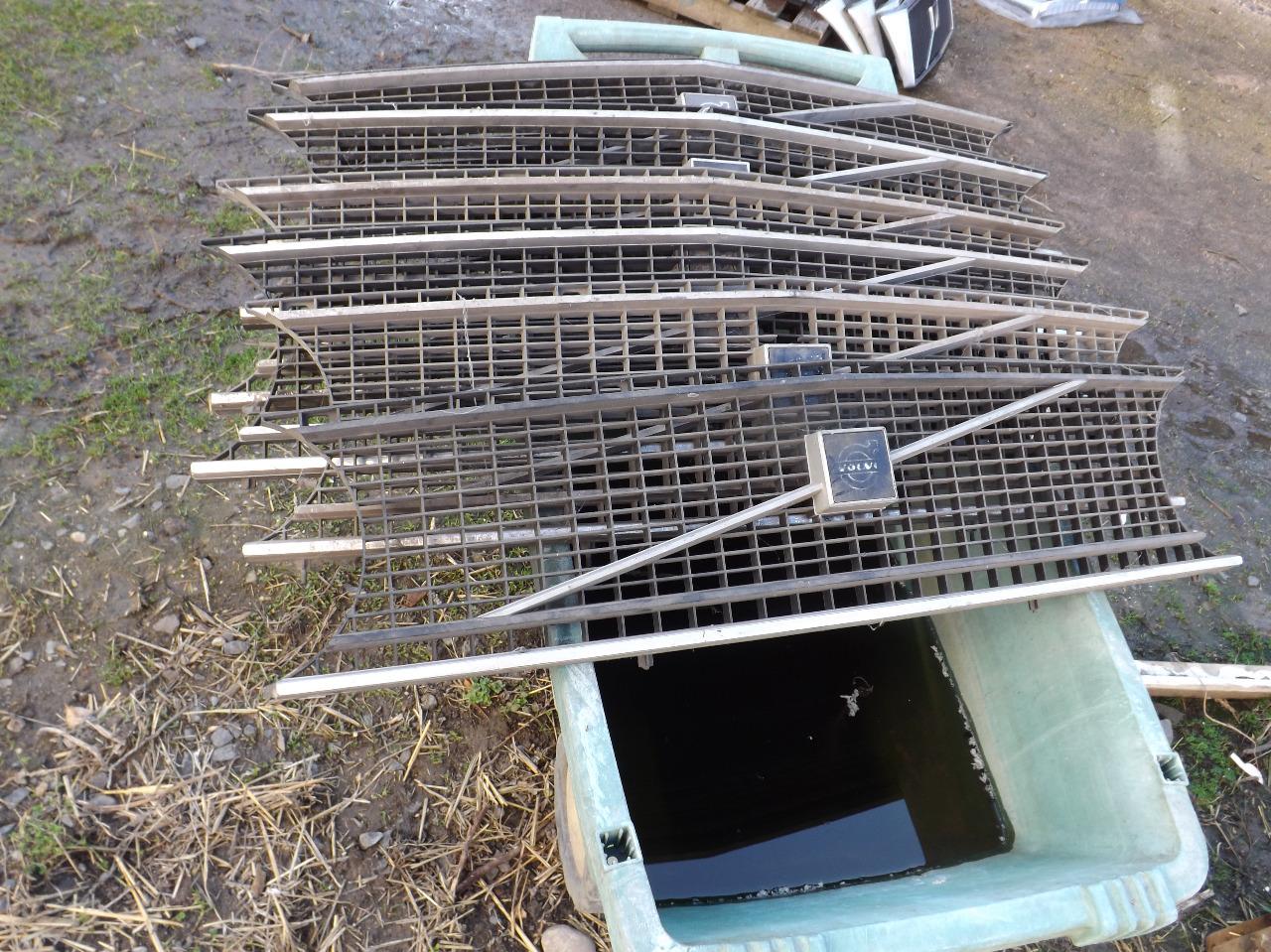 Lot de pièces VOLVO 140 LesAnciennes.com