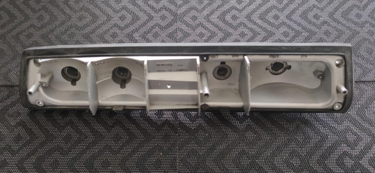 Socle feu arrière RENAULT 15 (R15) 17 série 2 LesAnciennes.com