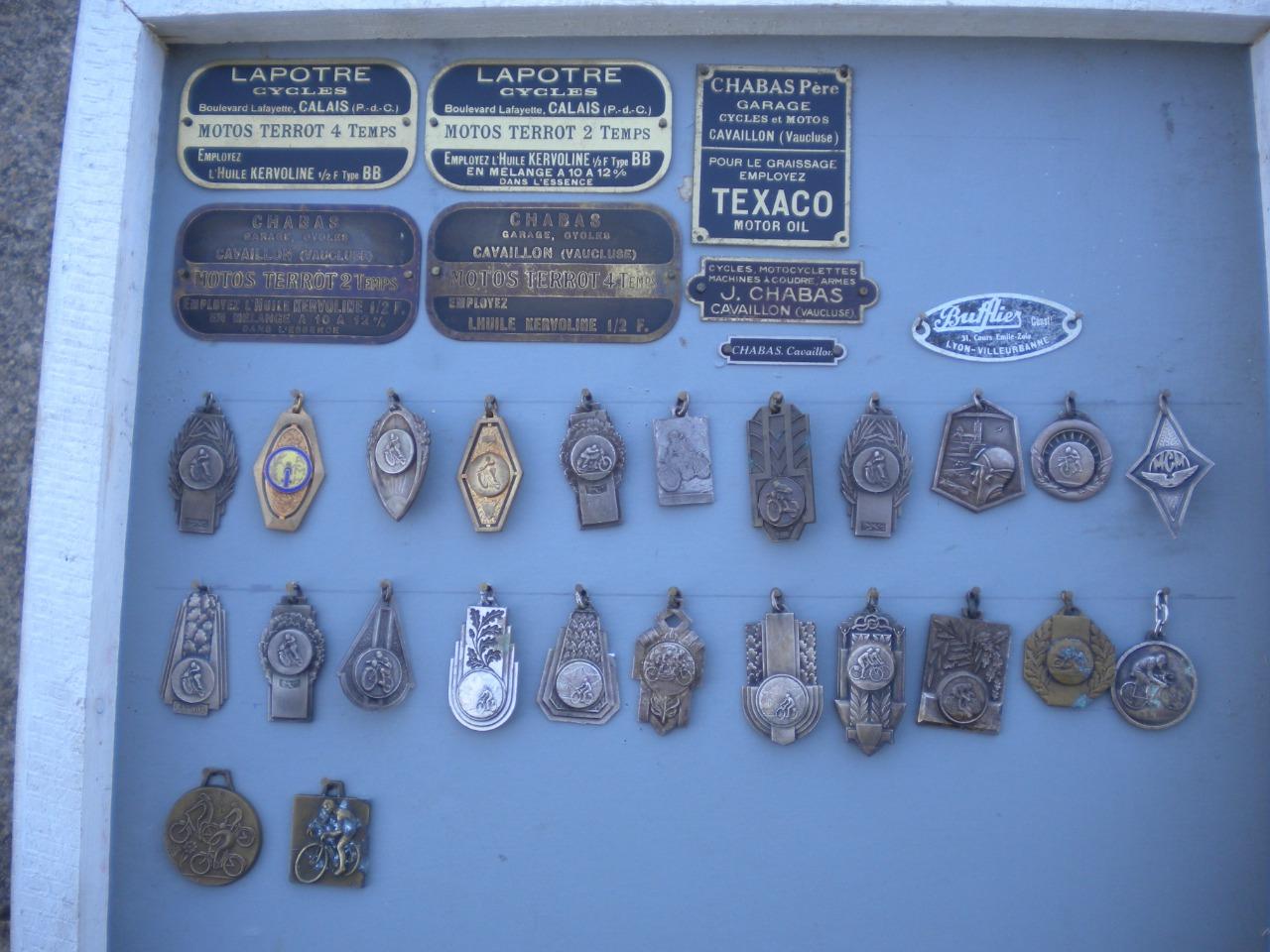 Pièces LOT 32 MEDAILLES plaques moto cycle vélo LesAnciennes.com