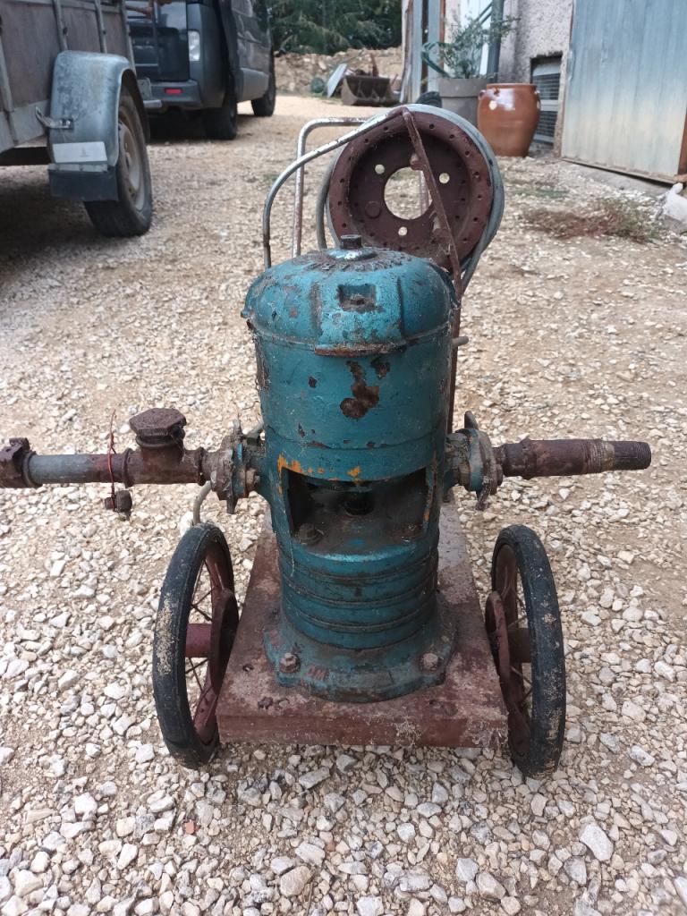 Pompe a eau LesAnciennes.com