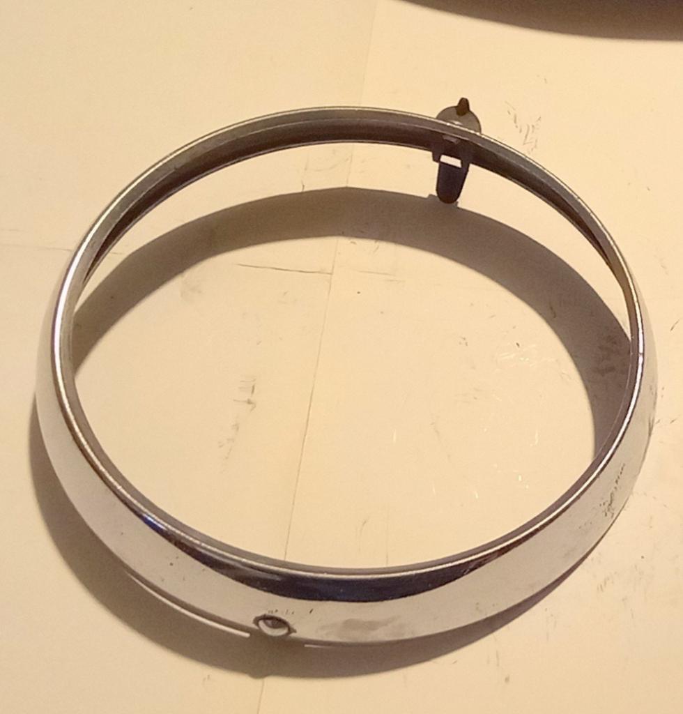 Cerclage phare LesAnciennes.com