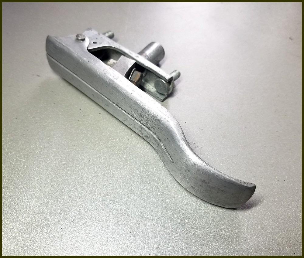 Poignée ouverture capot moteur ALFA ROMEO 105 -115 LesAnciennes.com