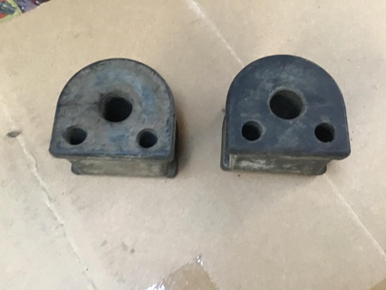 SILENTBLOCS BARRE ANTI ROULIS LAND ROVER DEFENDER LesAnciennes.com