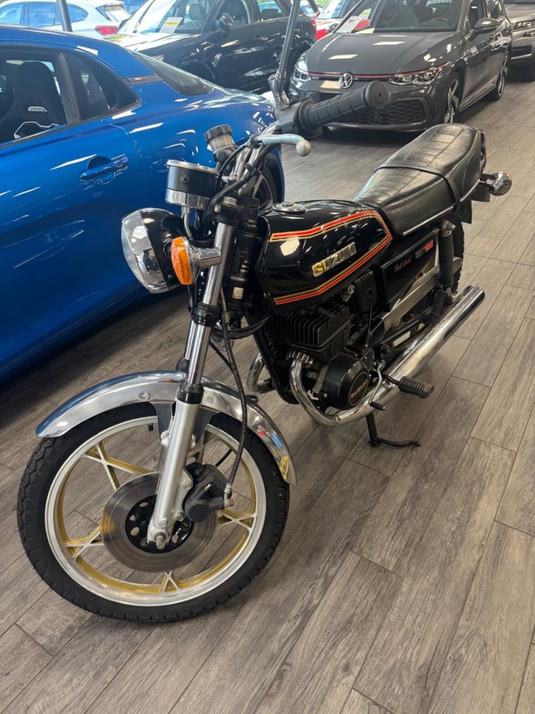 SUZUKI GT 125 Série spéciale GOLD - 1979 LesAnciennes.com