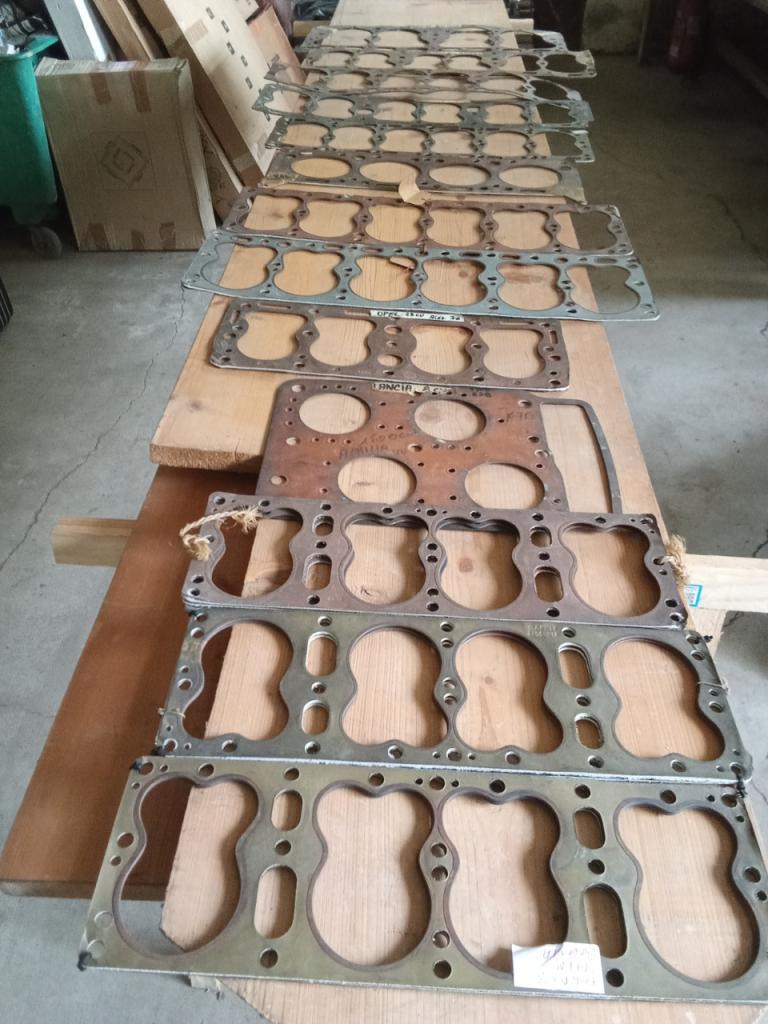Lot de 16 joints culasse pour décor garage LesAnciennes.com