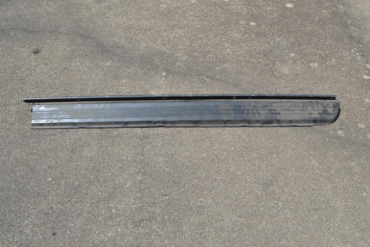 Bas de caisse G, strié, PEUGEOT 504, neuf LesAnciennes.com