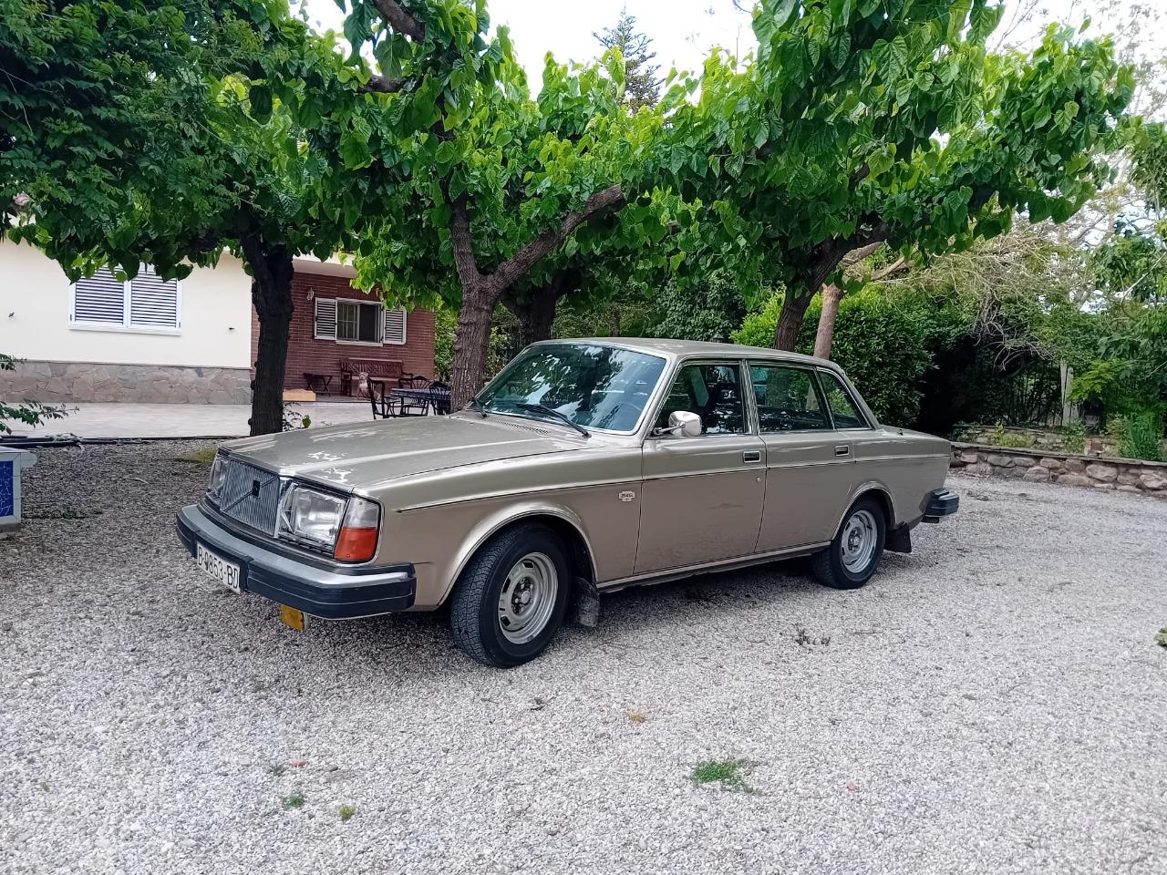 VOLVO 264 - 1975 LesAnciennes.com