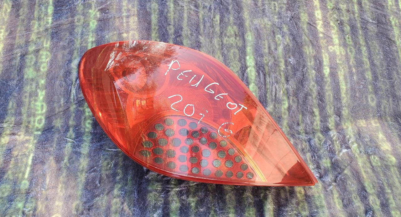 Feux arrière G ou D au choix pour PEUGEOT 207 LesAnciennes.com