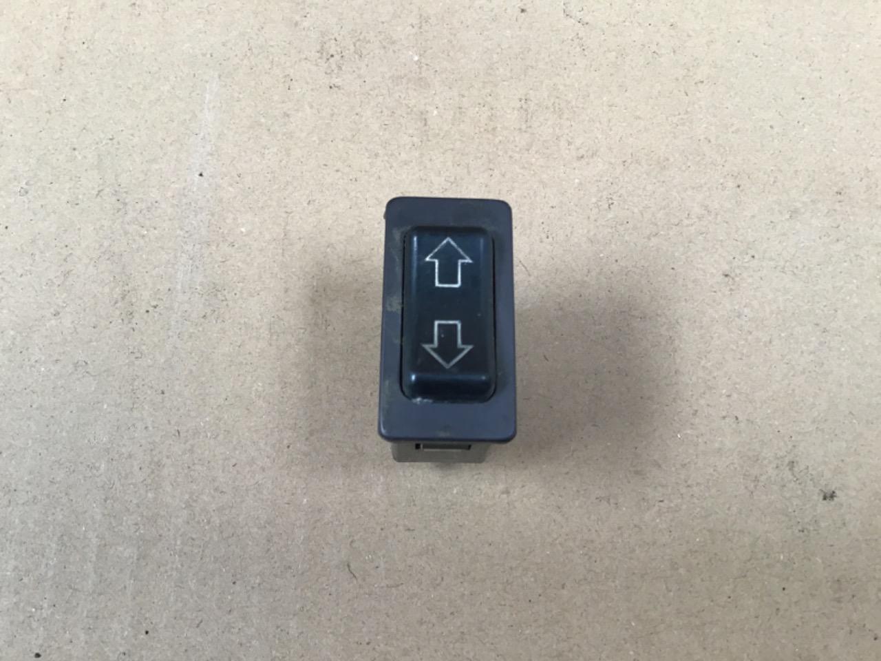 BOUTON LEVE VITRE NEUF LesAnciennes.com