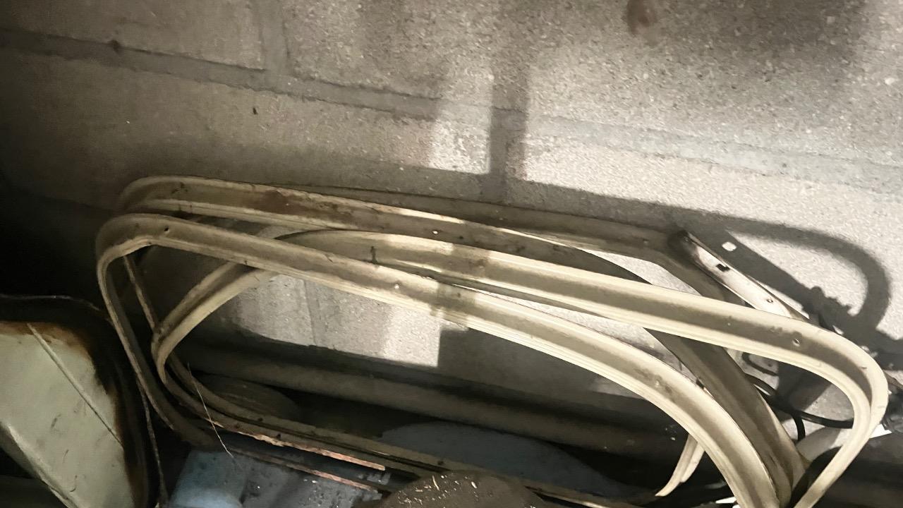 Lot de pièces RENAULT 4CV LesAnciennes.com