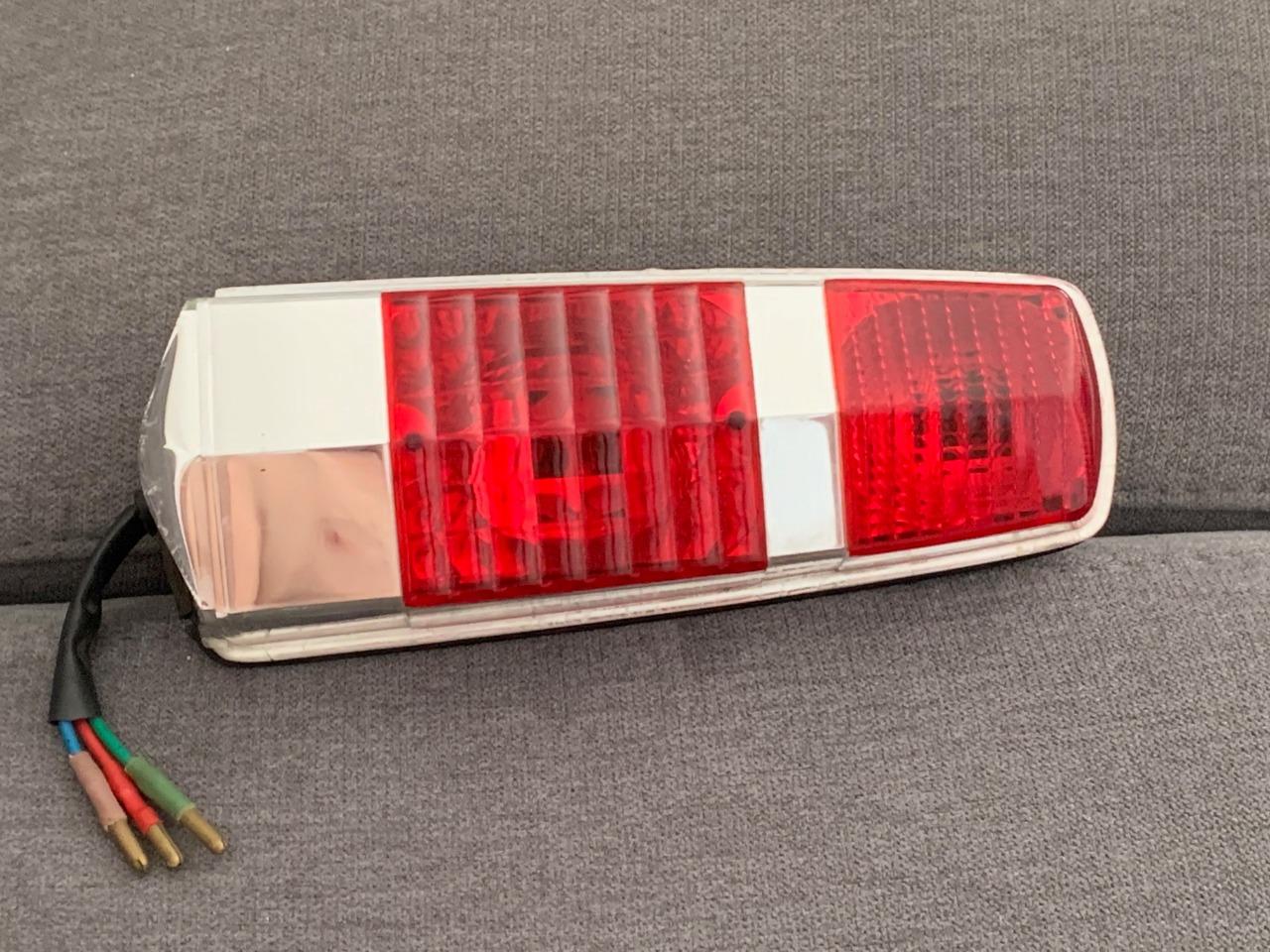 Feu arrière Citroen DS19 et 21 LesAnciennes.com