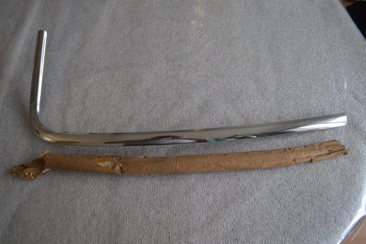 Enjoliveur inf. D joint pare-brise PEUGEOT 204 304 LesAnciennes.com