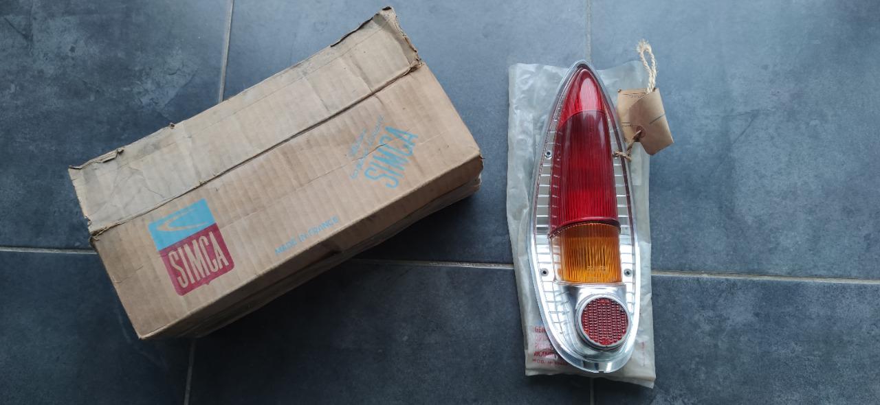 Feu arrière SIMCA Vedette LesAnciennes.com