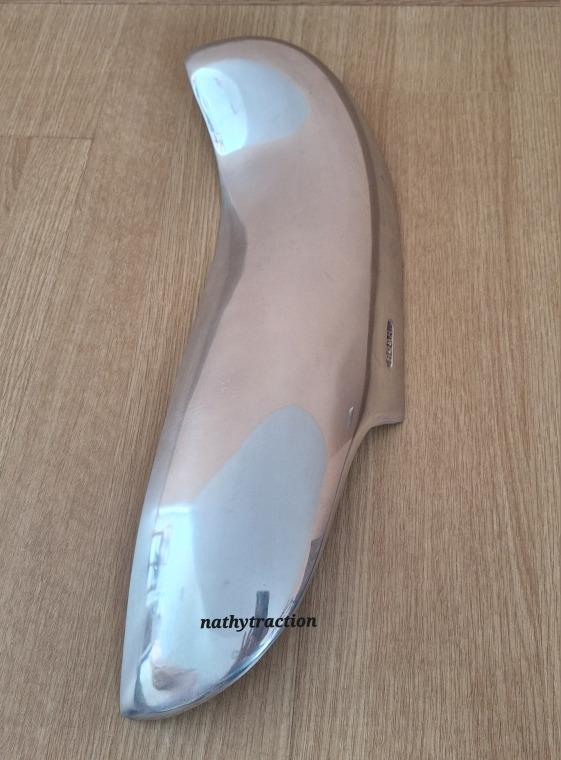 Un sabot d'aile droit arrière TRACTION 11CV LesAnciennes.com