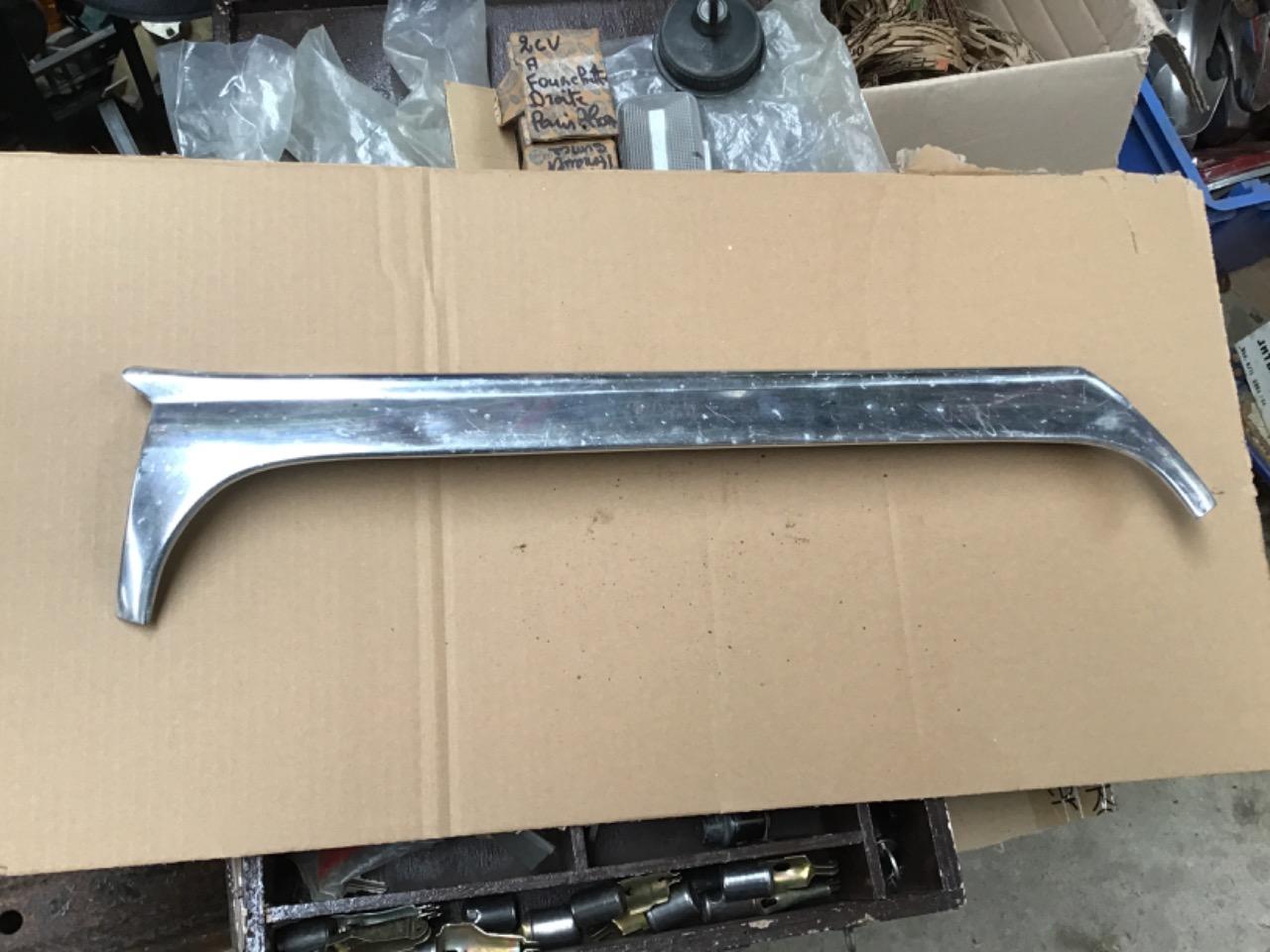 GARNITURE DE MONTANT FORD TAUNUS P5 P6 P7 LesAnciennes.com