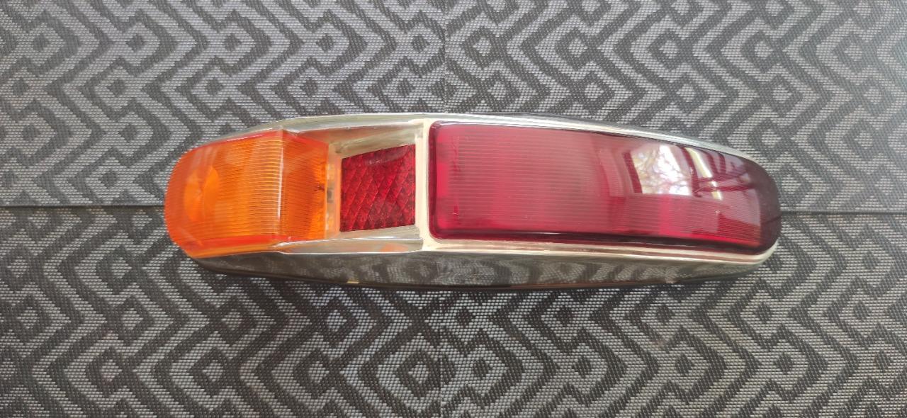 Feu arrière droit PANHARD PL 17 LesAnciennes.com