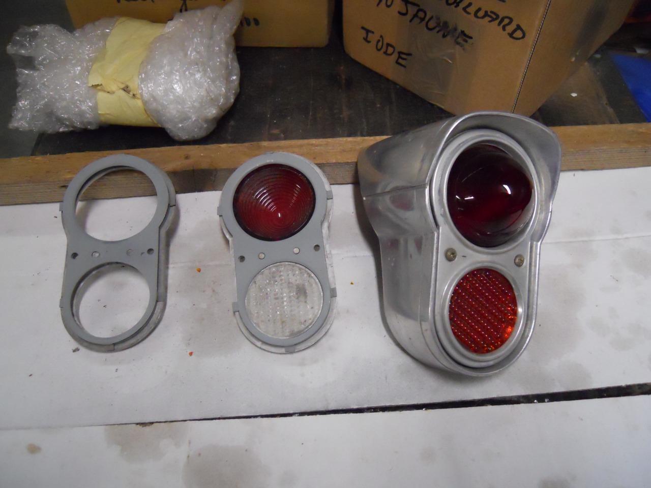 Pièces SIMCA Aronde feu etclignotant arrière LesAnciennes.com