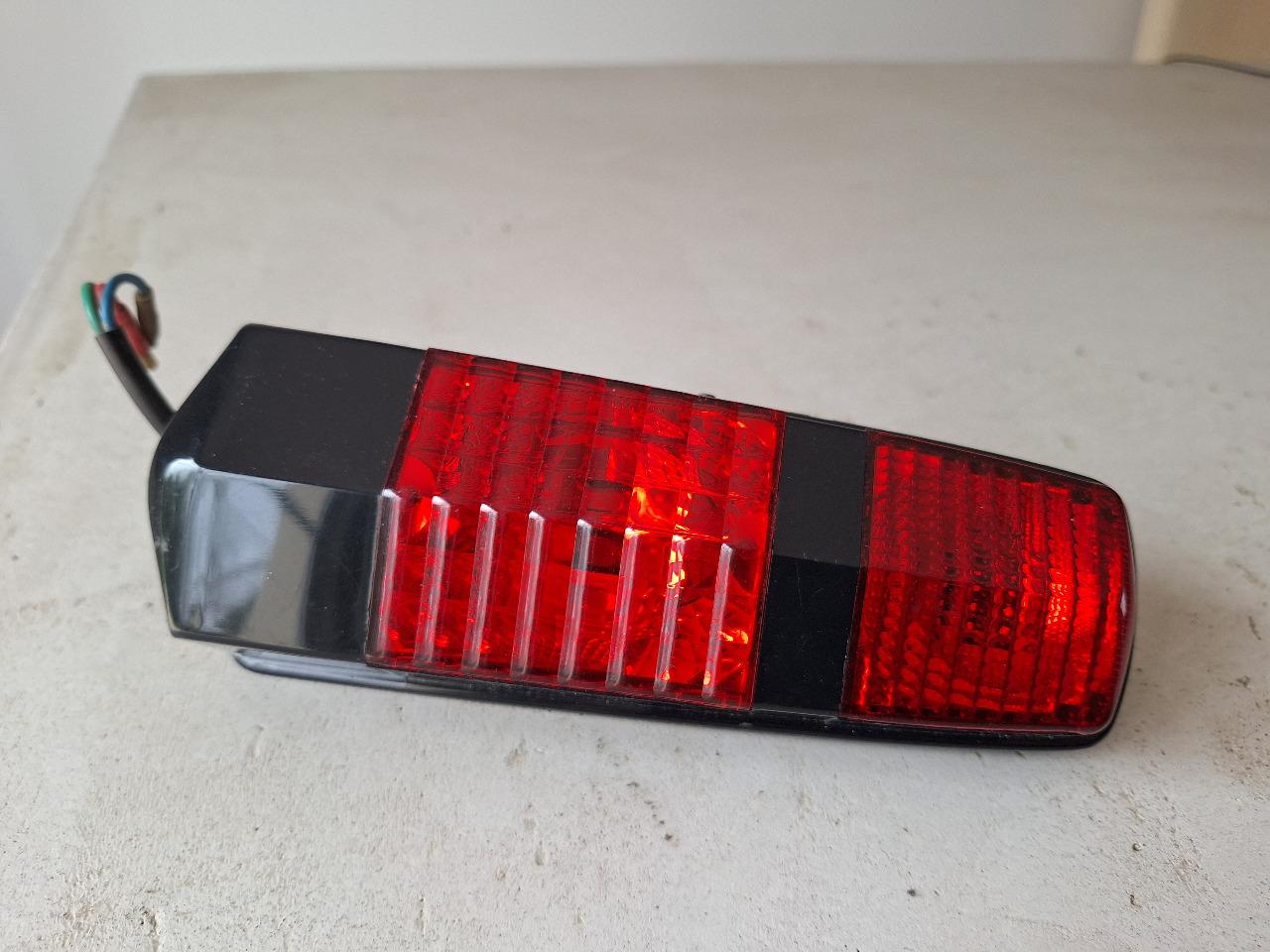 Feu arrière neuf Citroen DS LesAnciennes.com