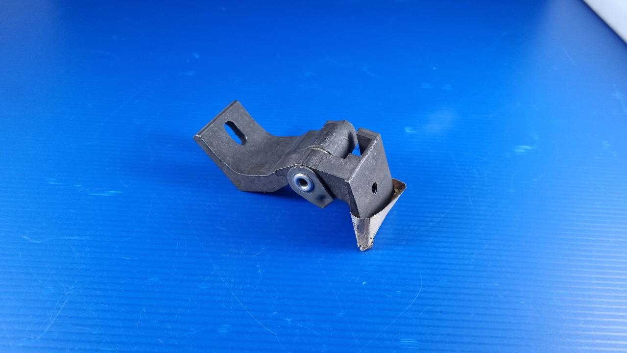 Charnière inférieure porte ARD FORD ESCORT LesAnciennes.com