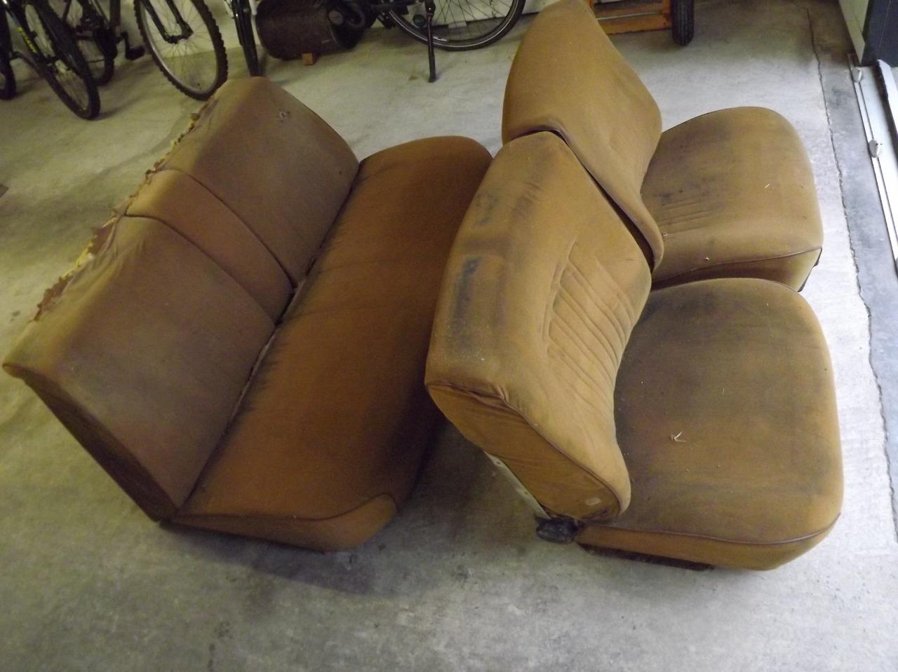 Lot sièges de Citroën DS Super avec glissières LesAnciennes.com