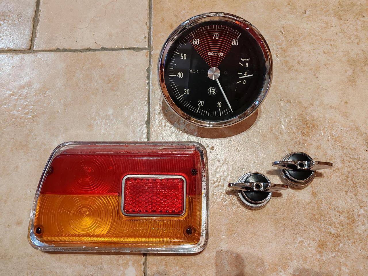 Lot de pièces ALFA ROMEO Coupé Bertone GT LesAnciennes.com