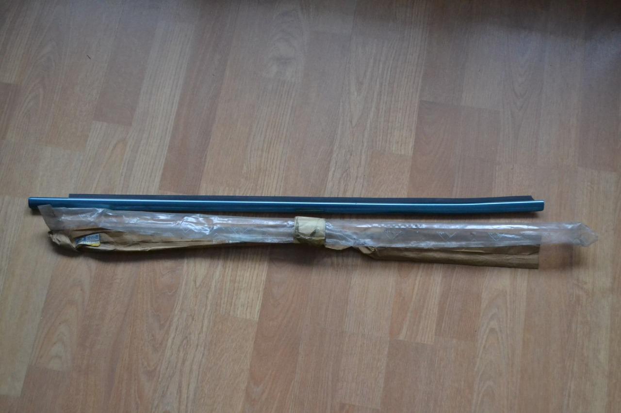 Lèche vitre ext. AV DT PEUGEOT 204 304 LesAnciennes.com