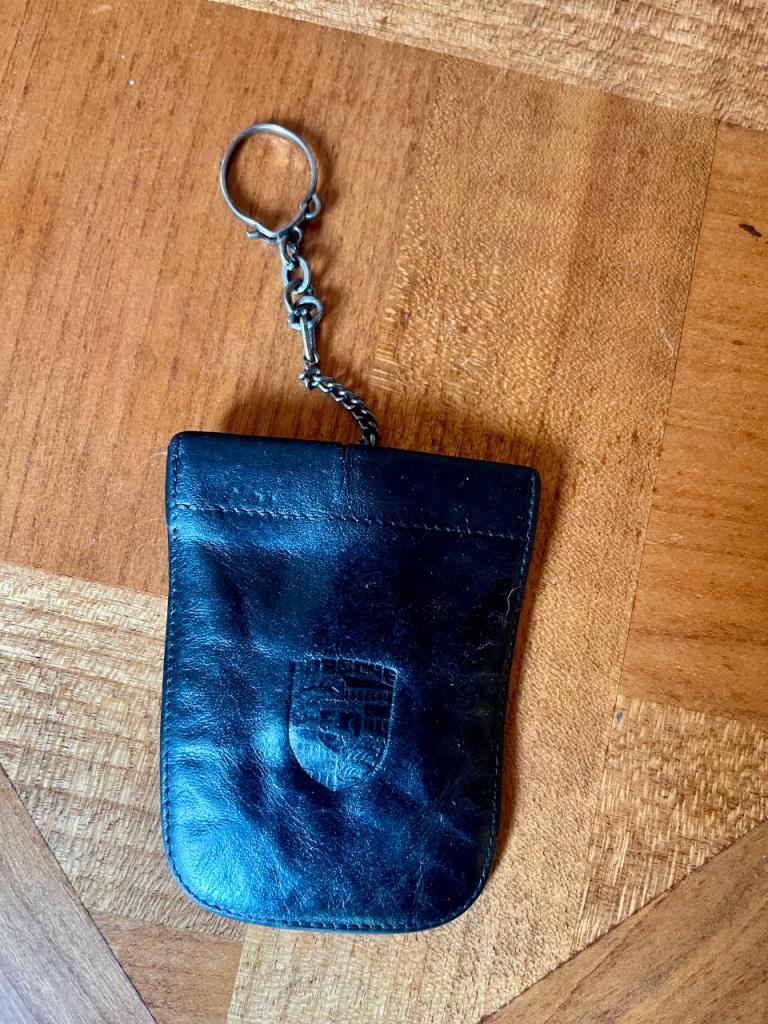 Pochette porte clé cuir Porsche années 60/70 LesAnciennes.com