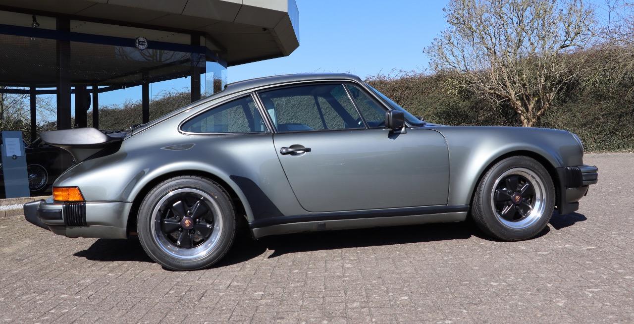 PORSCHE 911 Turbo 3.3 - 1987 LesAnciennes.com