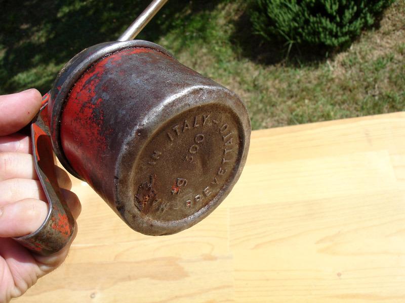 Ancienne burette a huile Vintage atelier garage LesAnciennes.com