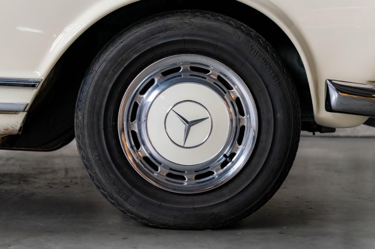 MERCEDES 250 SL Pagode - 1967 LesAnciennes.com