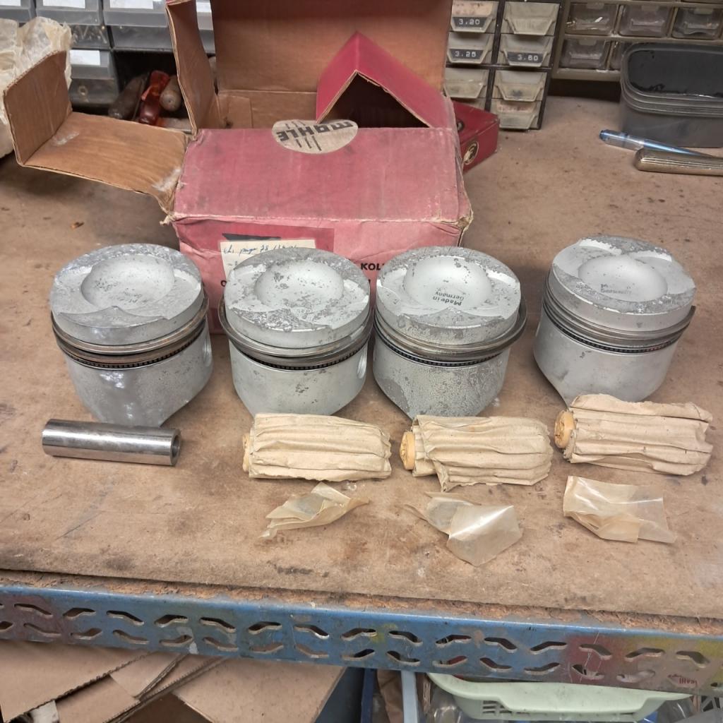 Jeu de pistons FORD Escort 1100 neufs LesAnciennes.com