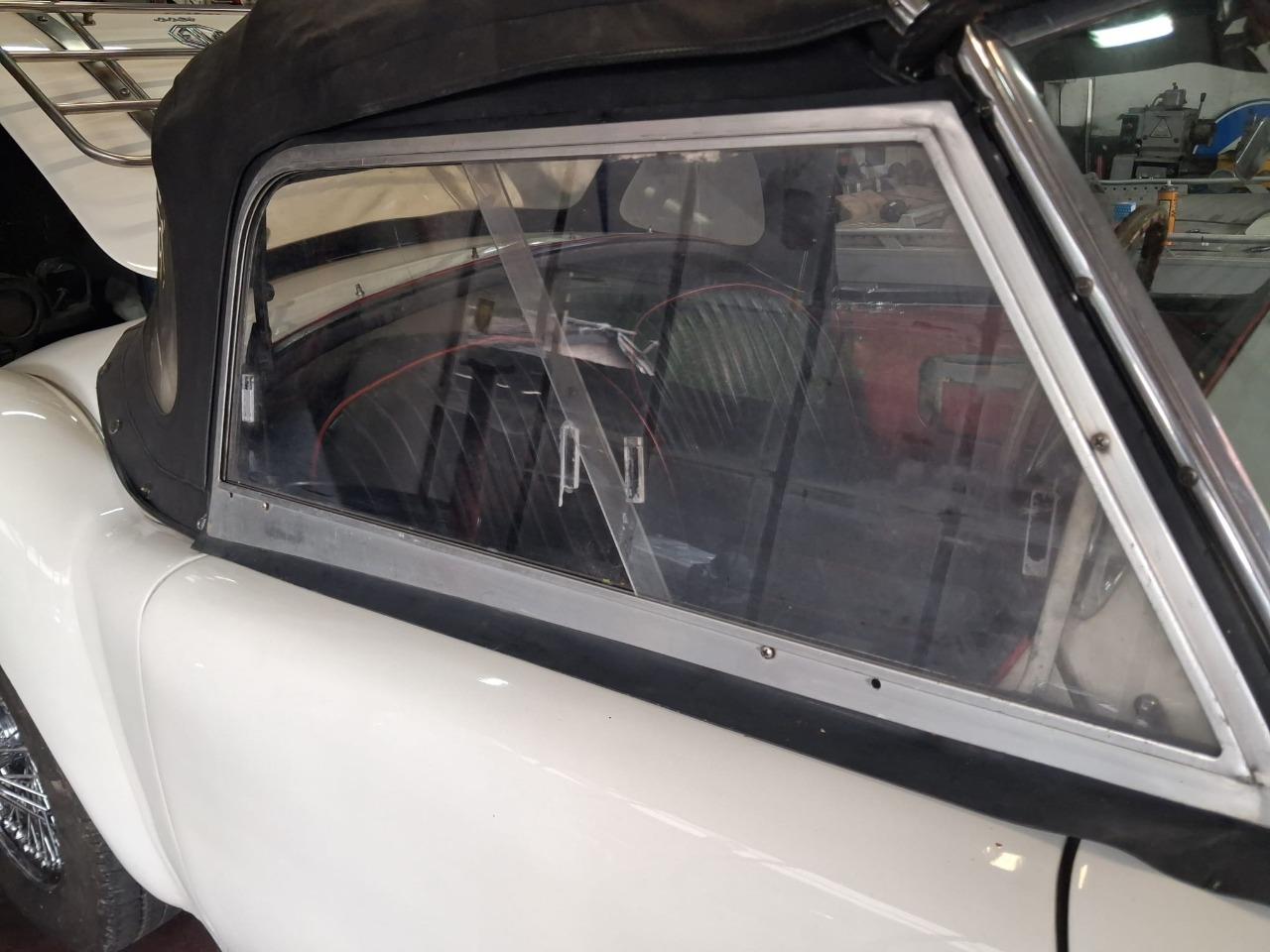 MG MGA Cabriolet Roadster - 1960 LesAnciennes.com