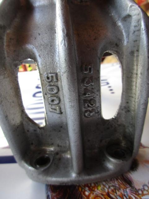 Support de pompe à eau Maserati Mistral/3500 LesAnciennes.com
