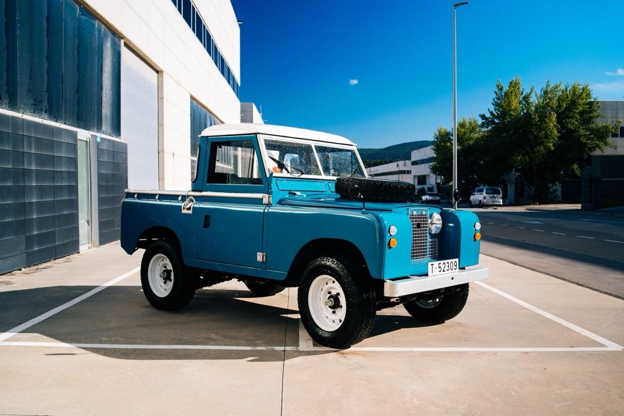 1966 Land Rover Santana Series IIA 88" LesAnciennes.com