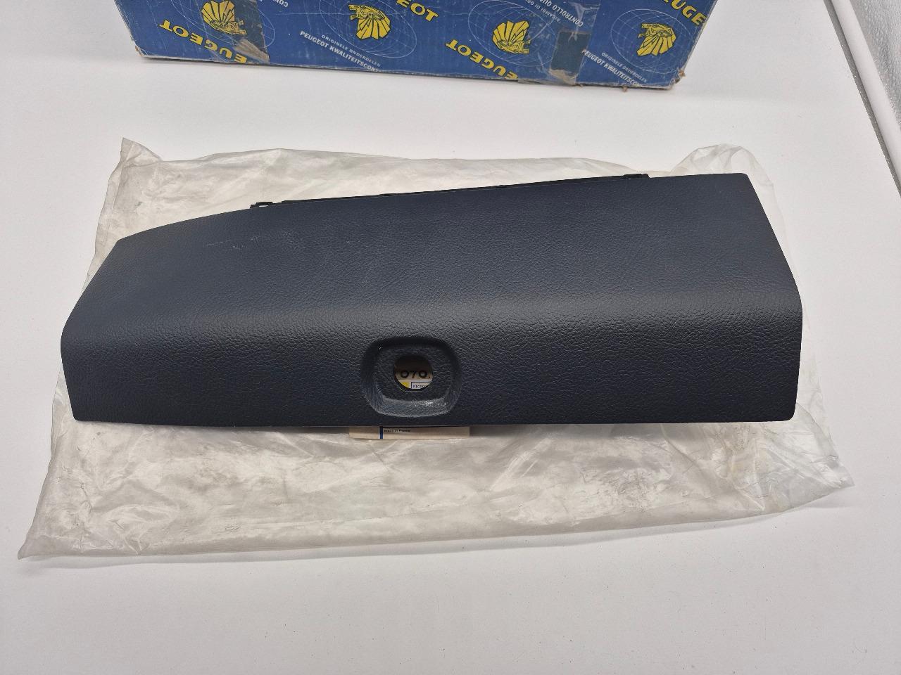 Couvercle Boite à Gant PEUGEOT 305 LesAnciennes.com