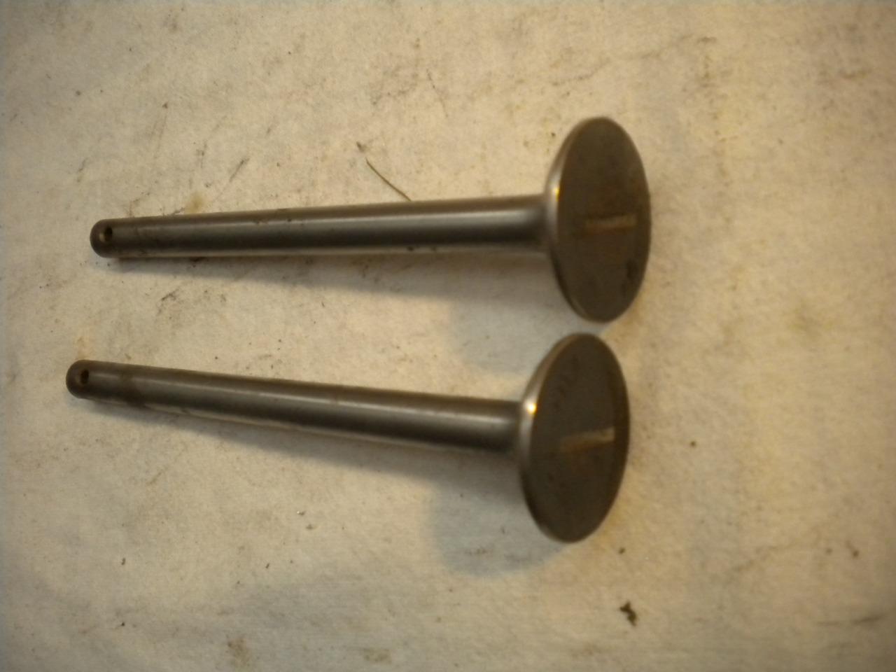Pièces 2 SOUPAPES moteur ancien automobile LesAnciennes.com