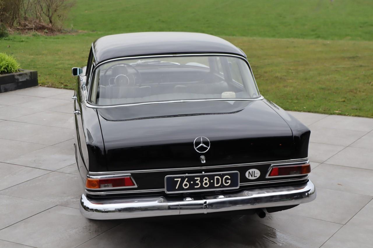 MERCEDES-BENZ 200-serie 230 S W110 - 1967 LesAnciennes.com