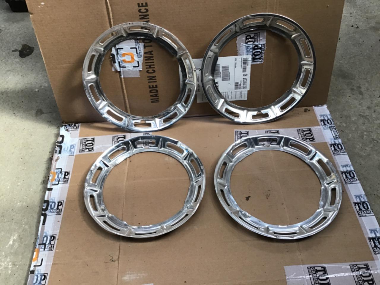 ENJOLIVEURS DE ROUE CHROMÉS 12 pouces LesAnciennes.com