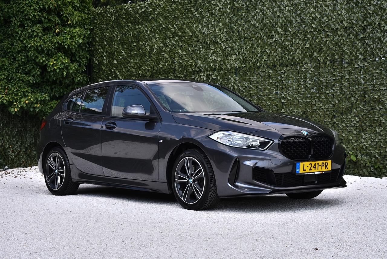 2019 BMW 118i 'M Package' (F40) Hatchback 1,5L LesAnciennes.com