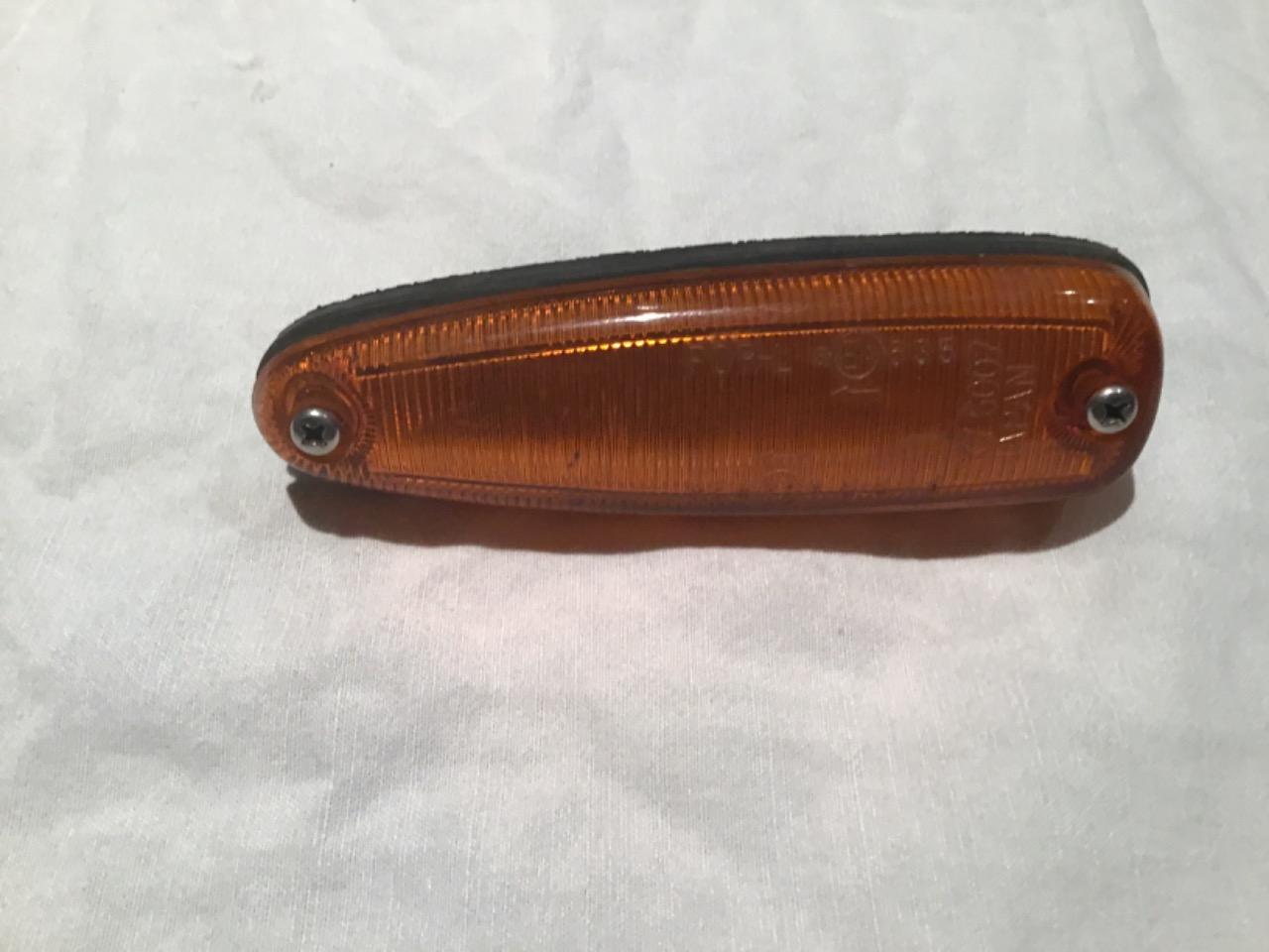 FEU RÉPÉTITEUR D’AILE NISSAN SKYLINE C110 LesAnciennes.com