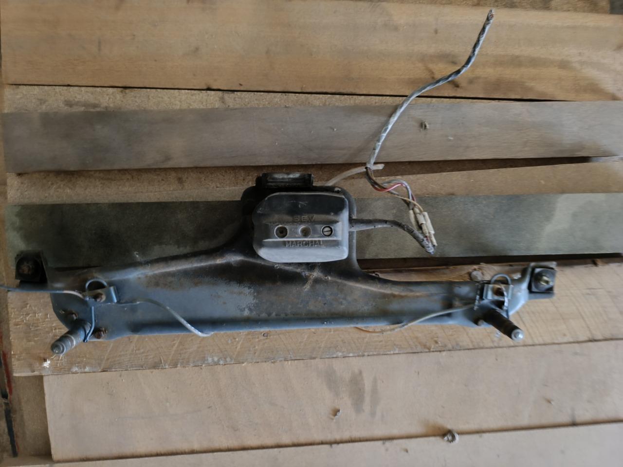 Essuie glace 304 s cabriolet LesAnciennes.com