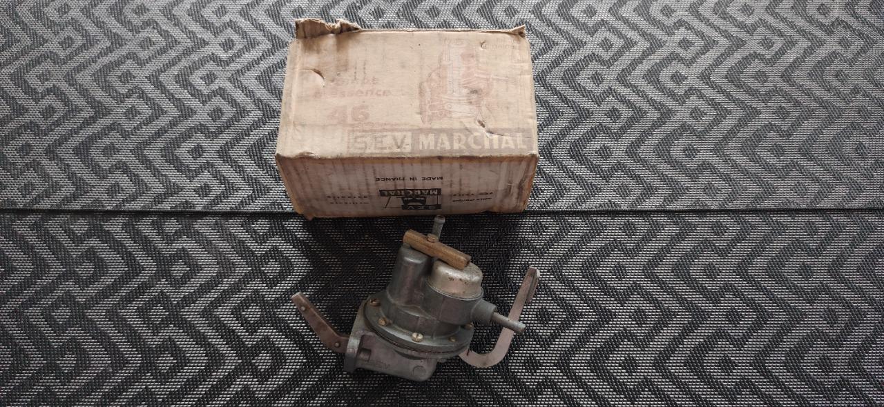 Pompe à essence à levier RENAULT 16 (R16) LesAnciennes.com