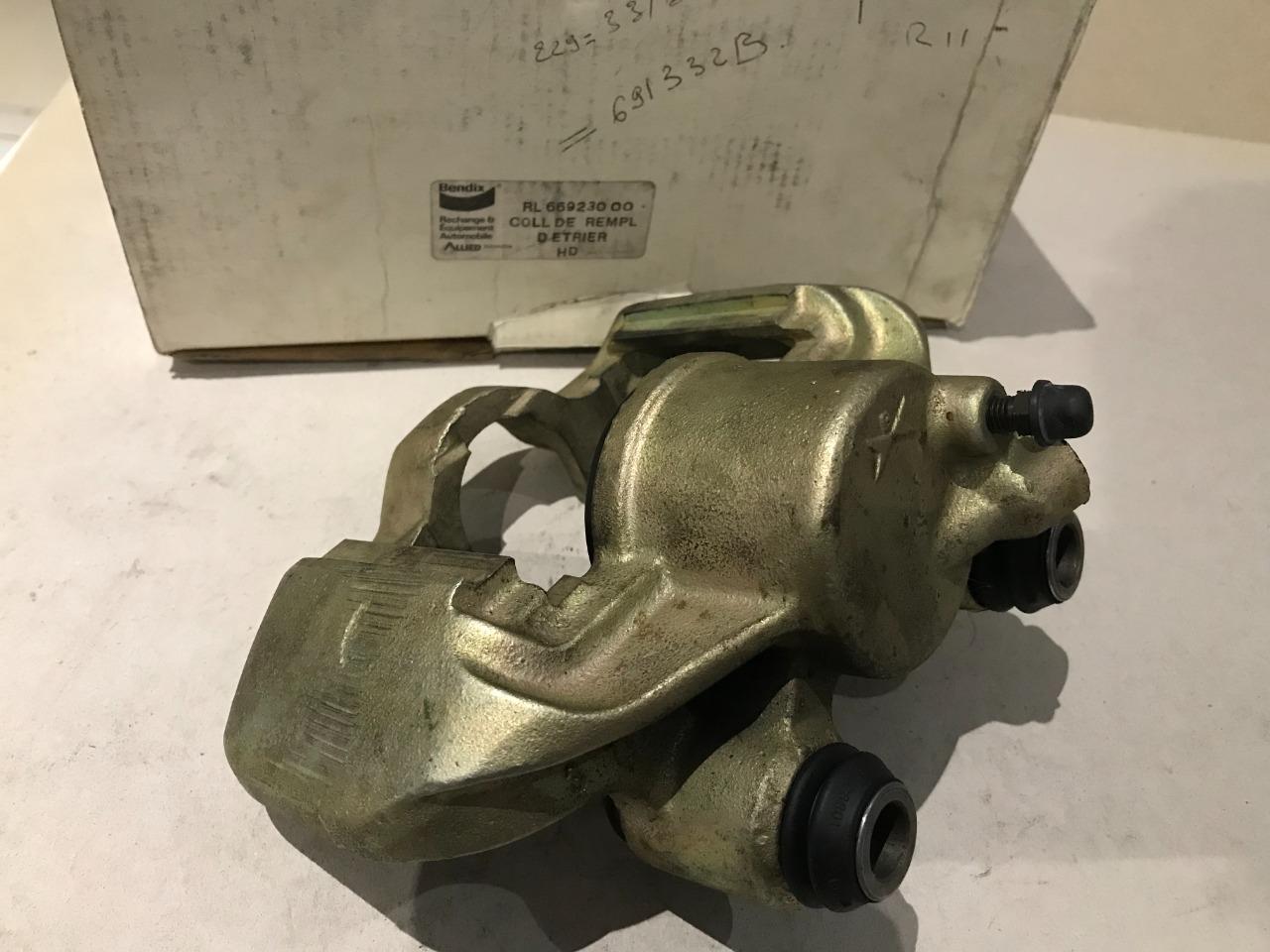 Etrier avant droit RENAULT R9 R11 LesAnciennes.com