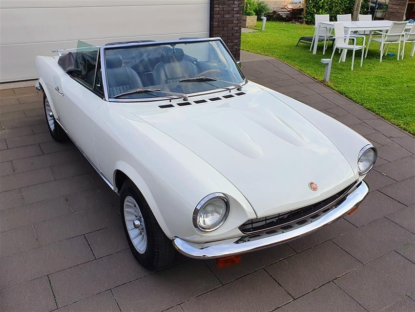 FIAT 124 Spider - 1977 LesAnciennes.com
