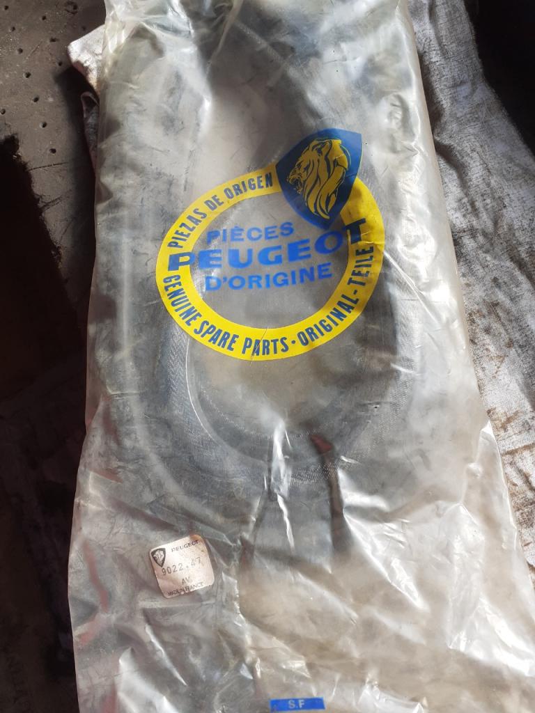 Pièces PEUGEOT entourages de porte LesAnciennes.com